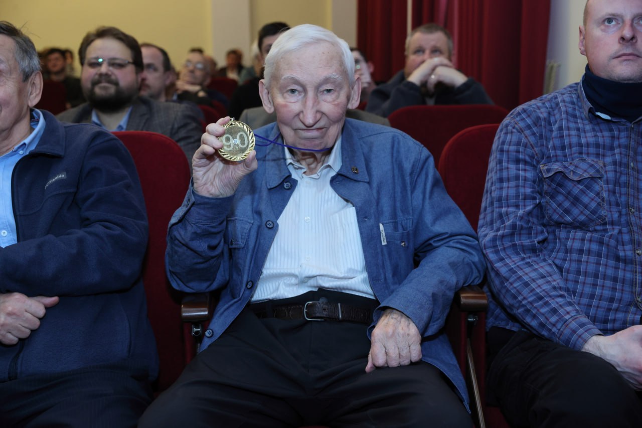 21 января в конференц-зале ЛФВЭ прошёл семинар, посвящённый 90-летию академика РАН Игоря Николаевича Мешкова — научного руководителя ускорительной части мегапроекта NICA и мирового эксперта по физике ускорителей, который он отметил 7 января.