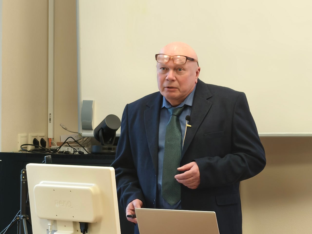 26 января 2026 года в диссертационном совете по физике конденсированных сред ОИЯИ.04.01.2022П состоялась защита диссертации на соискание ученой степени кандидата физико-математических наук начальника группы Черникова Александра Николаевича